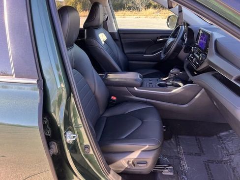 Used 2024 Toyota Highlander XLE image 26