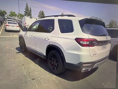 Used 2025 Honda Pilot Touring image 4