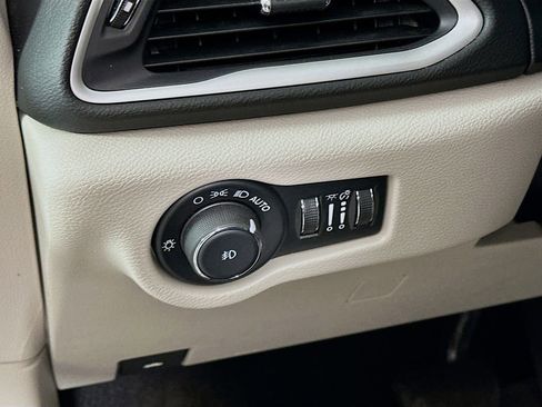 Certified 2024 Chrysler Pacifica Touring-L image 17