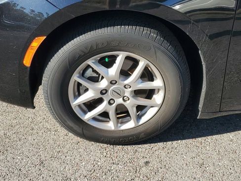 Used 2024 Chrysler Pacifica Touring-L image 11