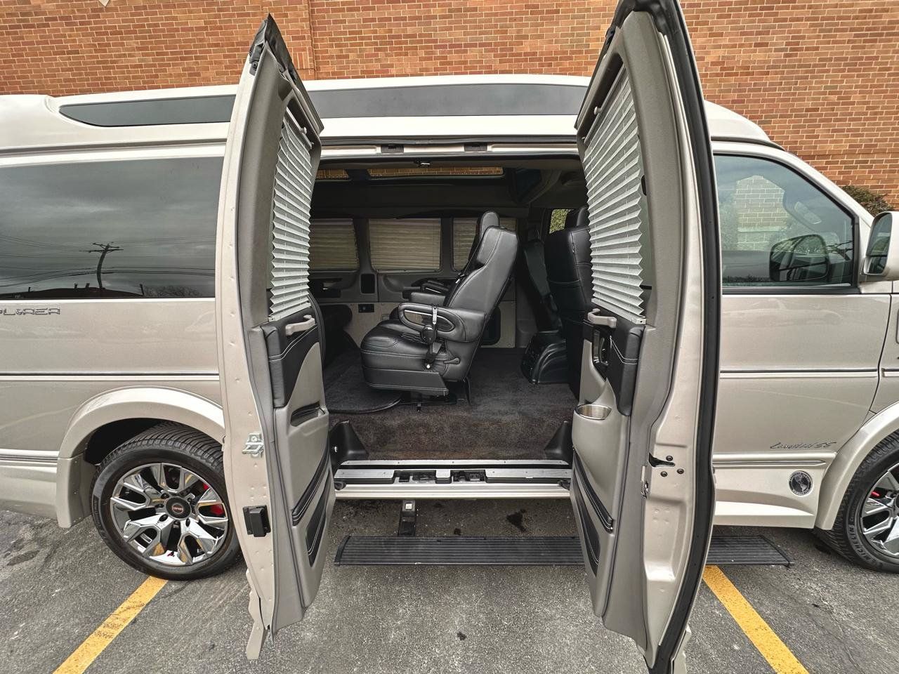 Used 2023 GMC Savana 2500 RWD image 82