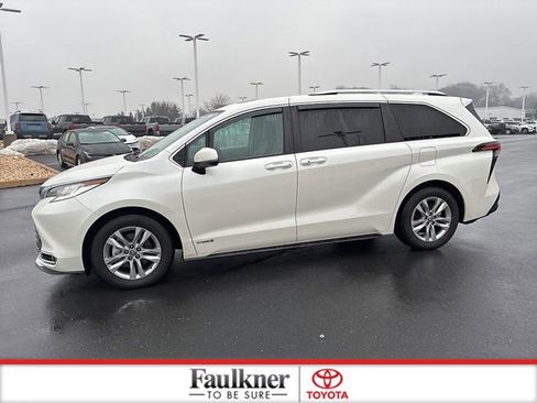 Used 2021 Toyota Sienna Limited image 15