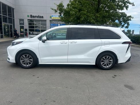 Used 2024 Toyota Sienna LE AWD/4WD image 6