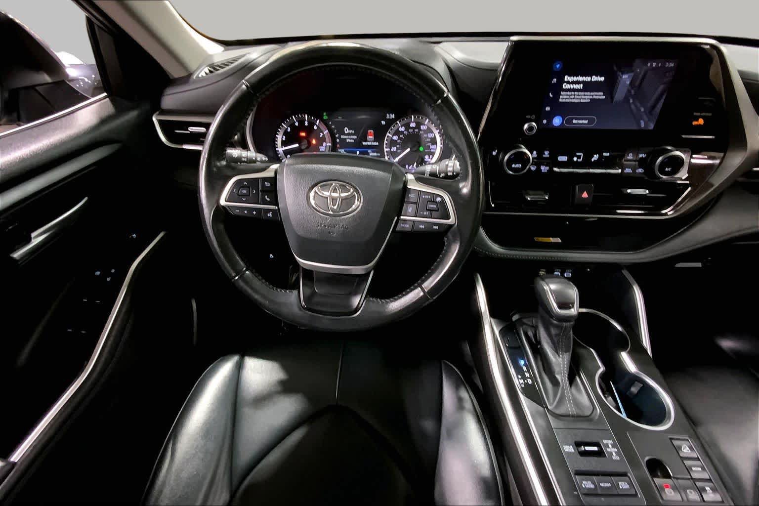 Used 2023 Toyota Highlander XLE AWD/4WD image 6