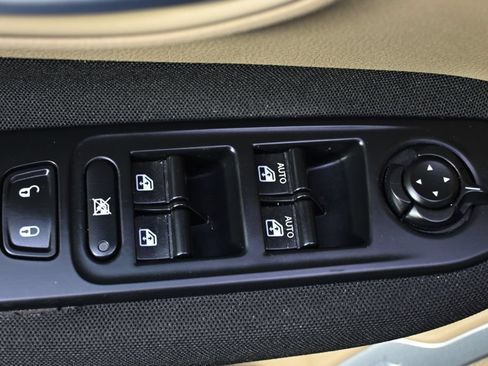 Used 2016 Jeep Renegade Latitude w/ Cold Weather Group AWD/4WD image 23