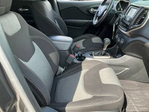 Used 2017 Jeep Cherokee Sport FWD image 15