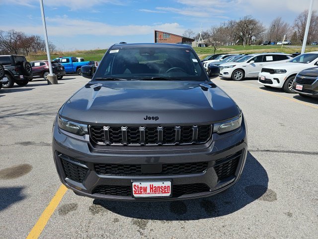 New 2026 Jeep Grand Cherokee Altitude AWD/4WD image 9