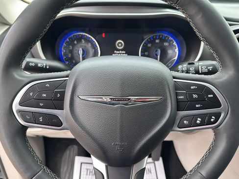 Used 2023 Chrysler Pacifica Touring-L image 12