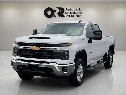 Used 2024 Chevrolet Silverado 2500 LT AWD/4WD image 2