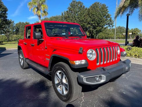 Used 2020 Jeep Wrangler Unlimited Sahara AWD/4WD image 3