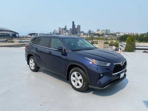 Used 2022 Toyota Highlander LE AWD/4WD image 1