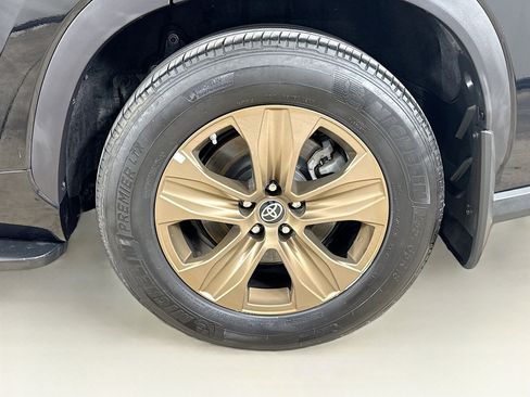 Used 2022 Toyota Highlander Bronze Edition FWD image 32