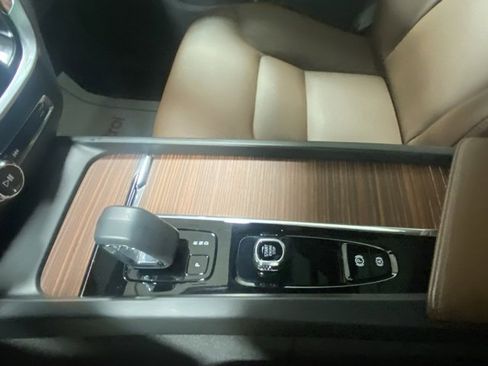 Used 2024 Volvo V60 B5 Cross Country Plus image 28