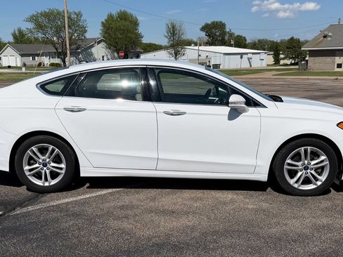 Certified 2018 Ford Fusion SE FWD image 2