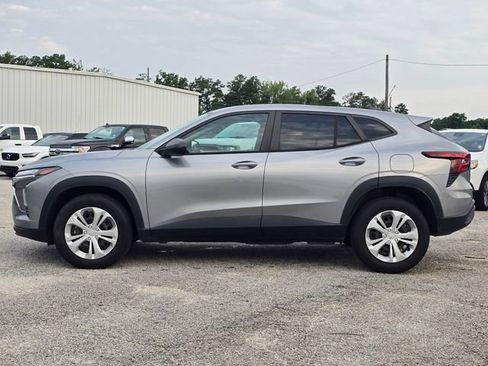 Used 2024 Chevrolet Trax LS w/ Driver Confidence Package FWD image 2