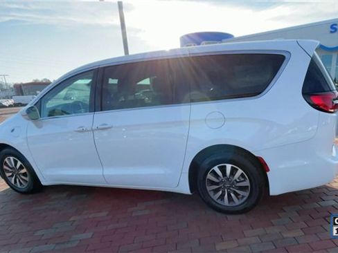 Used 2022 Chrysler Pacifica Touring-L image 7