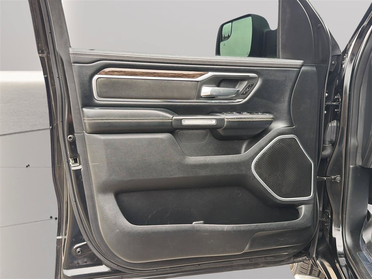 Used 2019 RAM 1500 Laramie AWD/4WD image 17