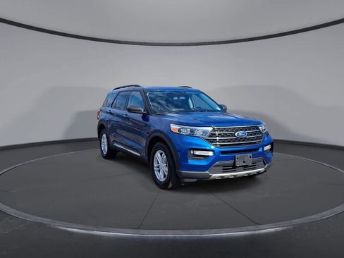 Used 2022 Ford Explorer XLT w/ Equipment Group 202A image 2