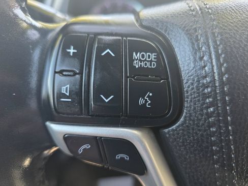 Used 2018 Toyota Highlander Limited w/ Carpet Mat Package (TMS) FWD image 10