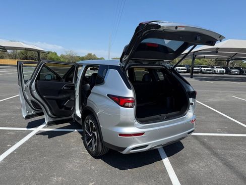 Used 2024 Mitsubishi Outlander SE image 25