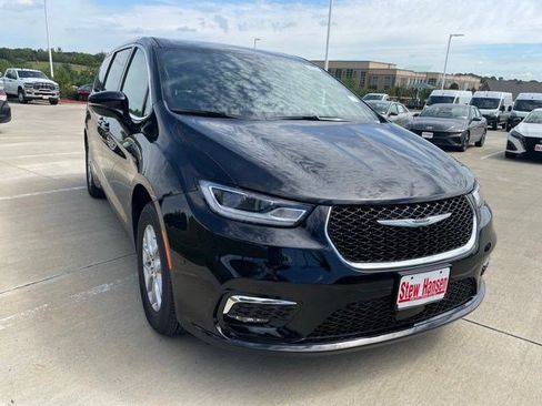 New 2026 Chrysler Pacifica Select FWD image 8