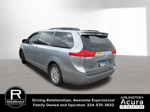 Used 2014 Toyota Sienna XLE image 2