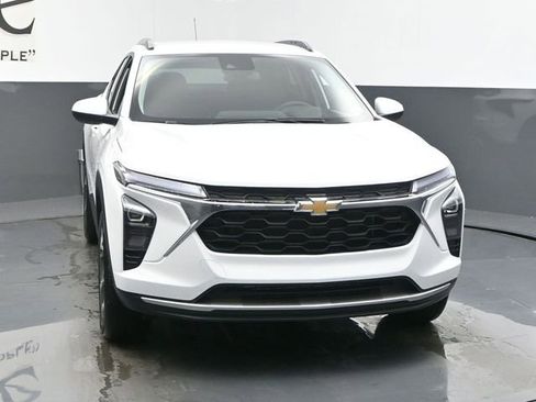 Used 2025 Chevrolet Trax LT w/ LT Convenience Package image 29
