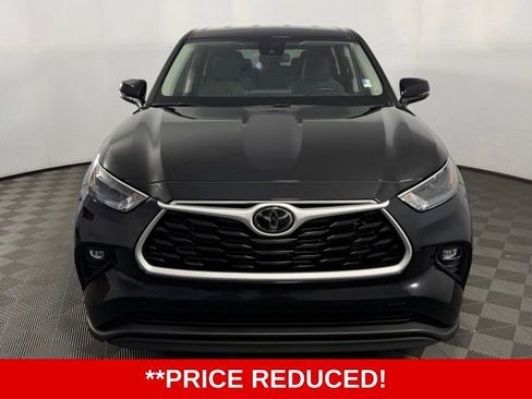 Used 2025 Toyota Highlander LE FWD image 2