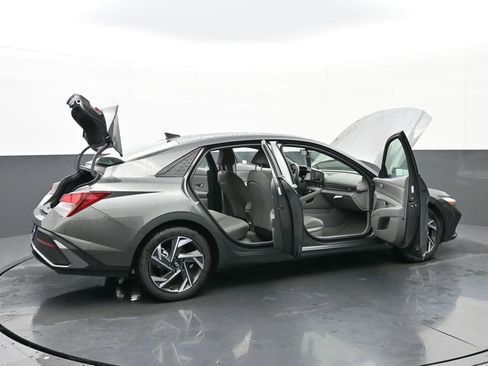 Certified 2025 Hyundai Elantra Sport image 82