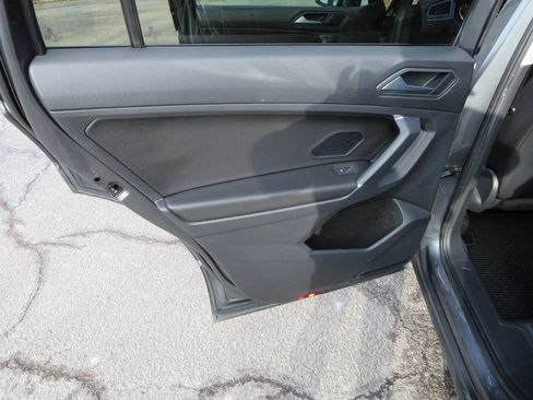 Used 2020 Volkswagen Tiguan SE w/ Panoramic Sunroof Package AWD/4WD image 16