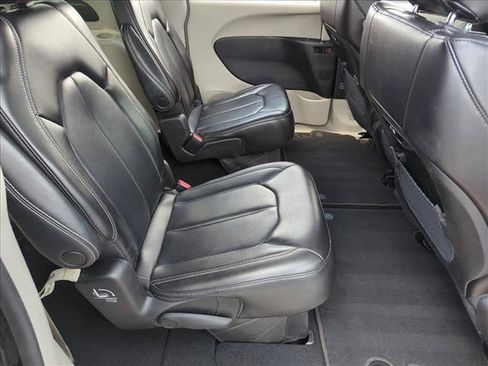 Used 2023 Chrysler Pacifica Touring-L FWD image 19
