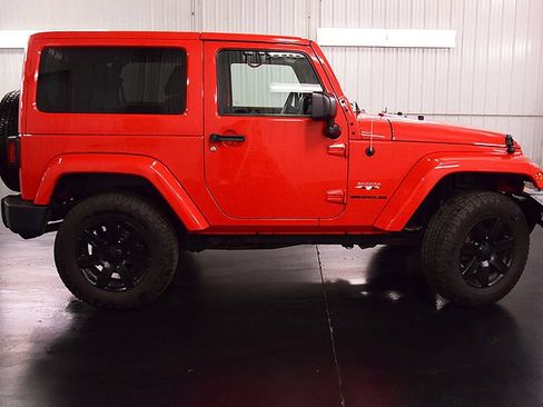 Used 2017 Jeep Wrangler Sahara w/ Dual Top Group AWD/4WD image 9