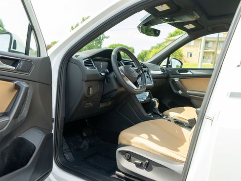 Used 2023 Volkswagen Tiguan SE w/ Panoramic Sunroof Package AWD/4WD image 13