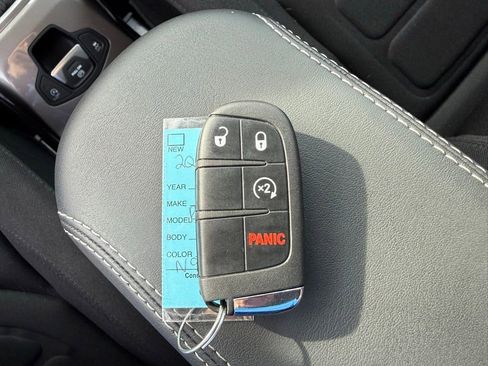 Used 2022 Jeep Renegade Latitude w/ Convenience Group AWD/4WD image 28
