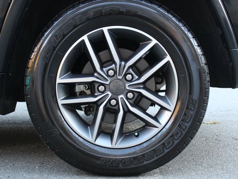 Used 2021 Jeep Grand Cherokee Limited w/ Luxury Group II image 34