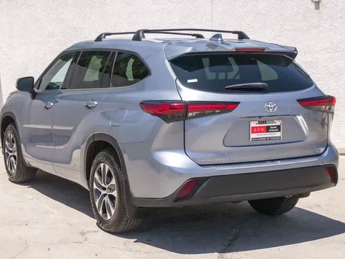 Used 2022 Toyota Highlander XLE FWD image 5
