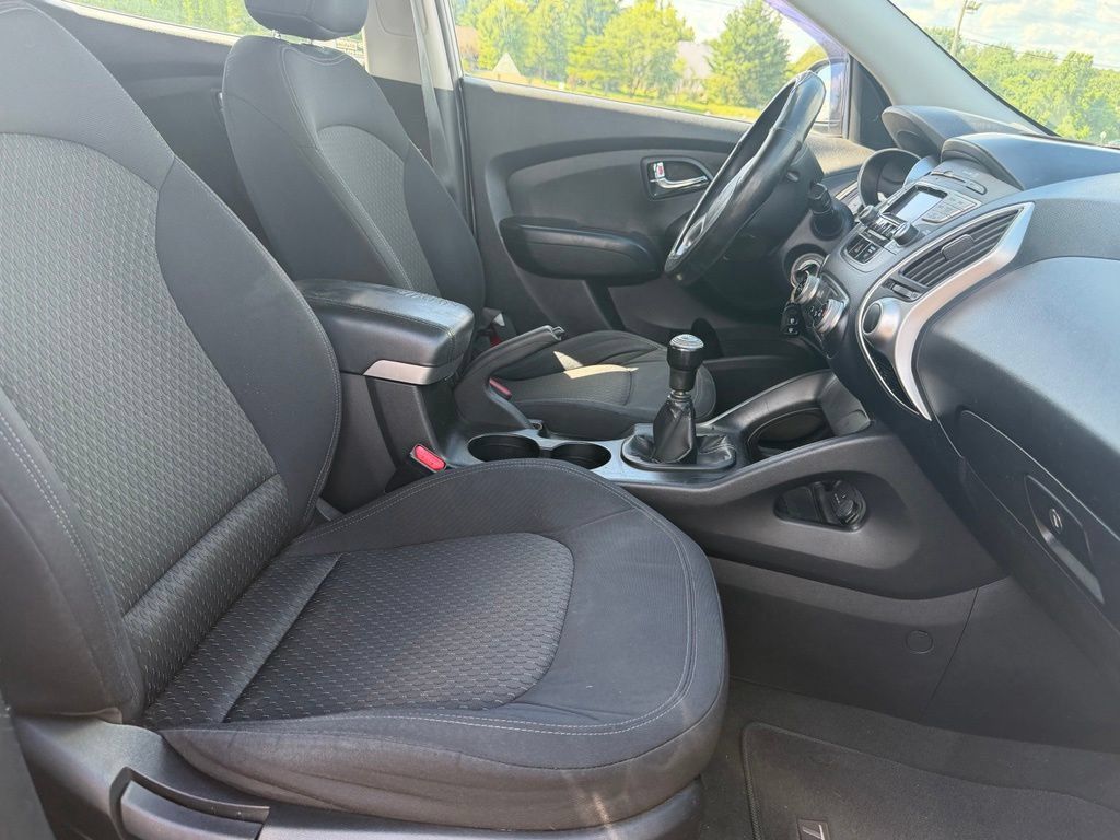 Used 2011 Hyundai Tucson GL FWD image 10