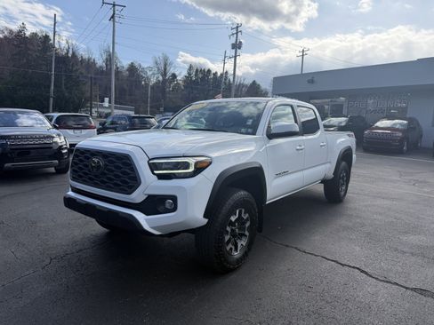 Used 2023 Toyota Tacoma TRD Off-Road w/ TRD Premium Off Road Package image 3
