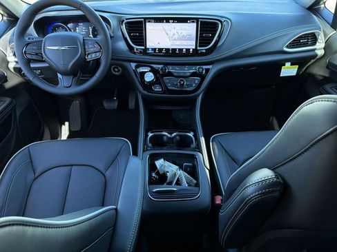 New 2026 Chrysler Pacifica Limited w/ S Appearance Package FWD image 17