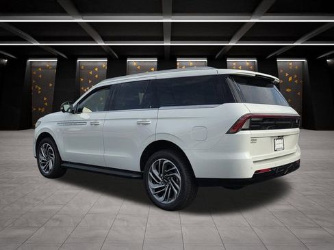 New 2026 Lincoln Navigator Premiere AWD/4WD image 3