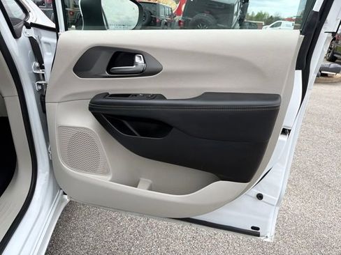 Used 2023 Chrysler Pacifica Touring-L image 32