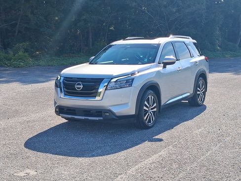 Used 2023 Nissan Pathfinder Platinum AWD/4WD image 7