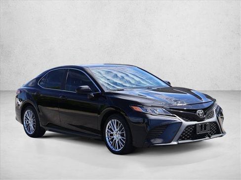 Used 2019 Toyota Camry SE FWD image 3