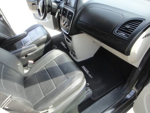 Used 2018 Dodge Grand Caravan SE w/ UConnect Hands-Free Group image 14