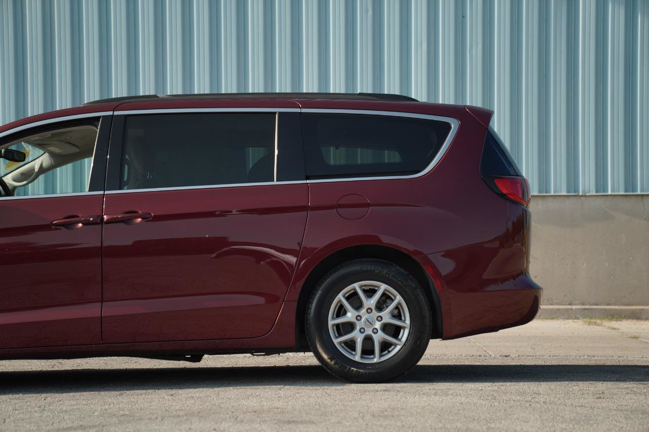 Used 2021 Chrysler Voyager Lxi FWD image 12