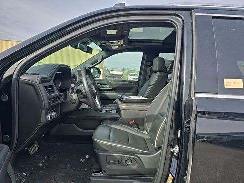 Used 2024 GMC Yukon SLT w/ SLT Luxury Package image 12