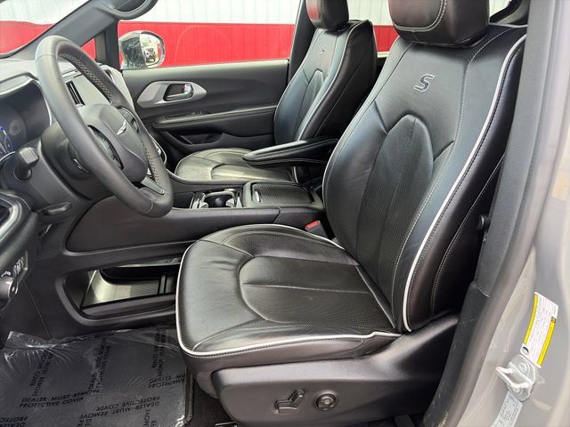 Used 2025 Chrysler Pacifica Limited FWD image 40