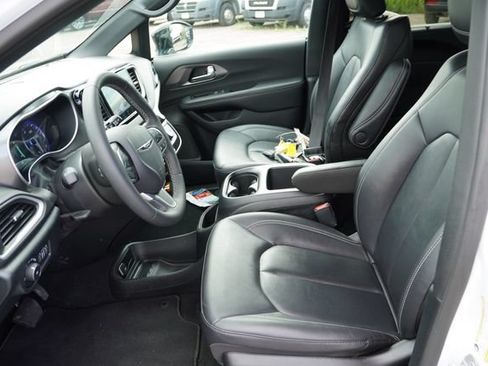 Used 2026 Chrysler Pacifica Select FWD image 4