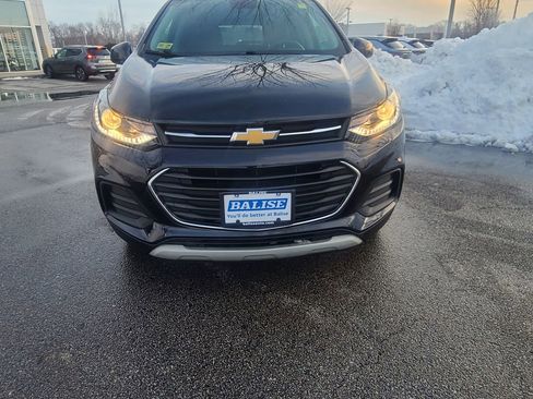 Used 2022 Chevrolet Trax LT w/ LT Convenience Package image 9