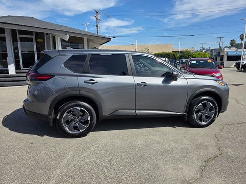 Used 2024 Nissan Rogue SV image 3